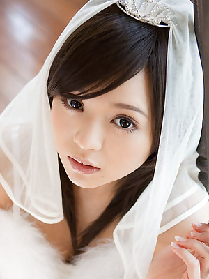 Runa Hamakawa Asian naughty bride exposes her appetizing behind